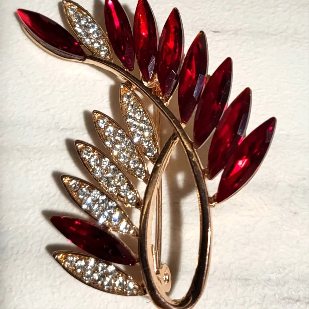 Vintage Elegant‎ Ruby Red Rhinestone Gold Tone Brooch